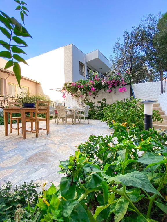A garden outside Azize Palas Apart Otel