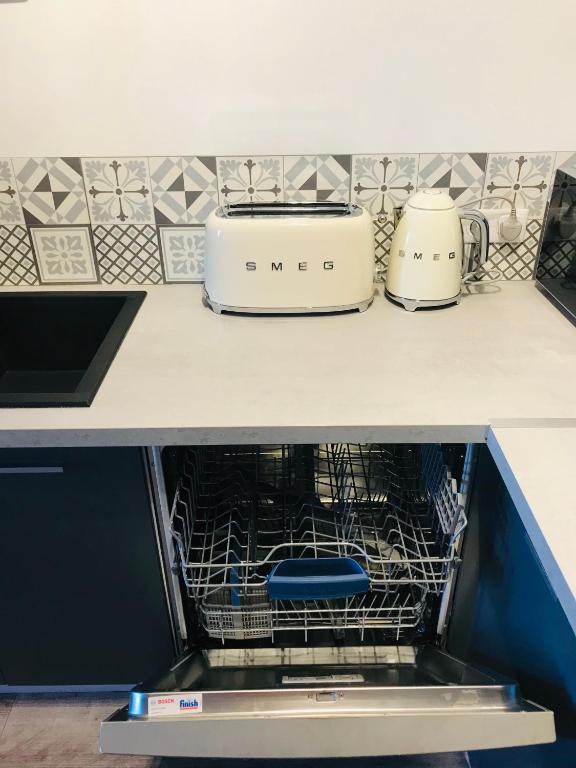 a dishwasher in a kitchen with two toasters at No 25 superbe apartment plein centre calme ,Netflix in Mirepoix