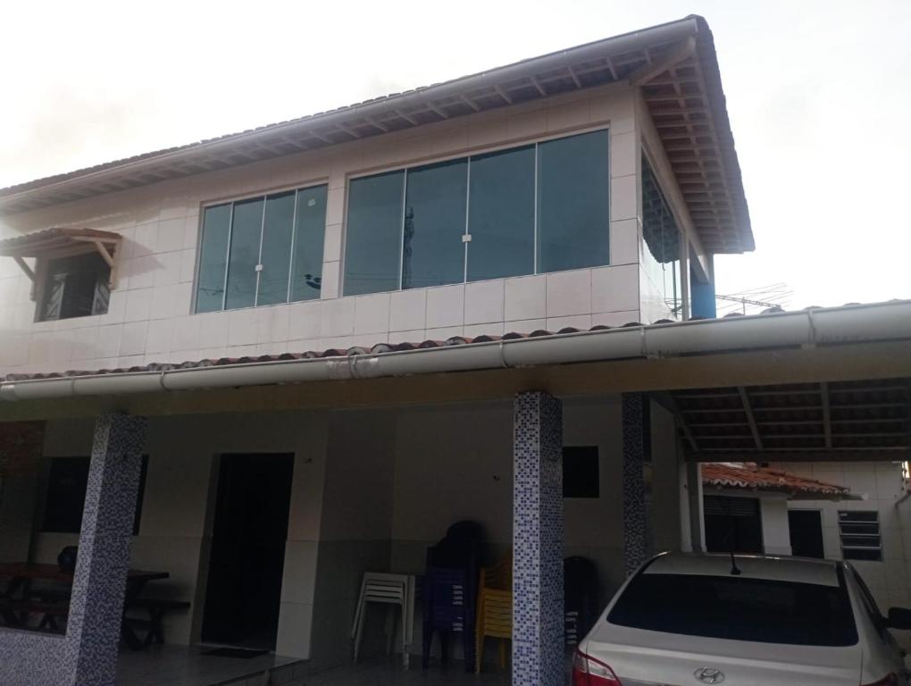 帕奈米林的住宿－Casa Em Pirangi Praia - RN，前面有停车位的房子