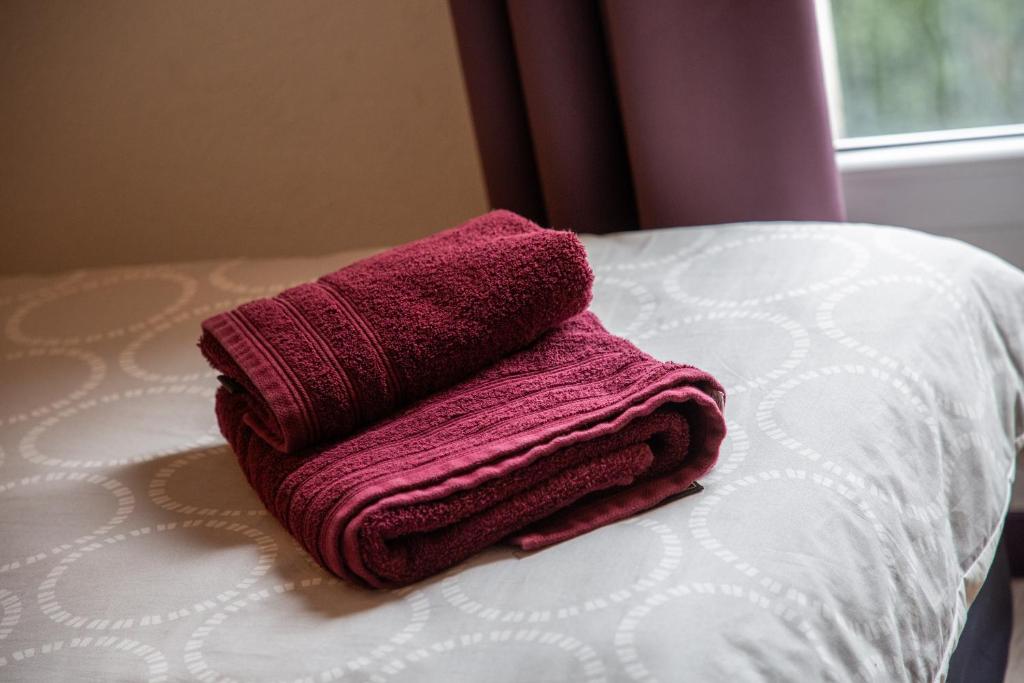 Una cama o camas en una habitación de Tithome 1 - Gare, centre ville, vue montagne et château