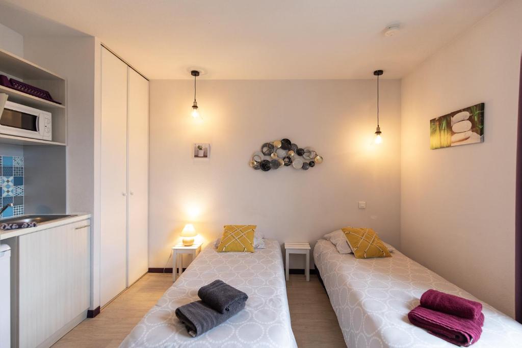 Una cama o camas en una habitación de Tithome 1 - Gare, centre ville, vue montagne et château