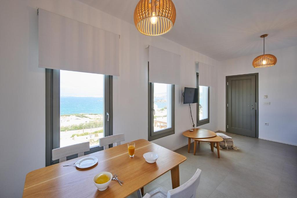 TV a/nebo společenská místnost v ubytování Kymo Luxury Suites Paros