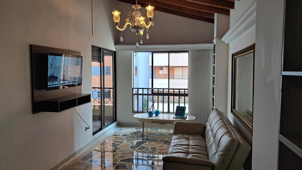 un soggiorno con divano e tavolo di Laureles 401 a Medellín