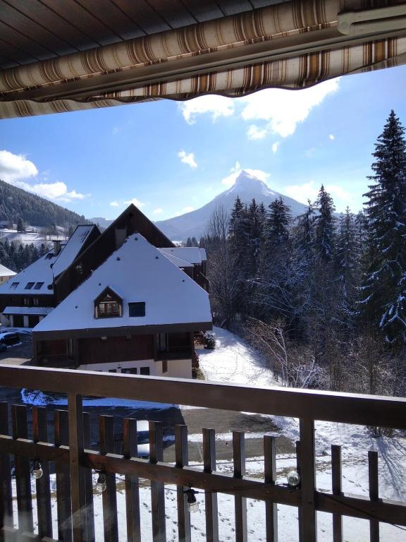 - une vue sur la neige depuis le balcon d'une maison dans l'établissement Le nid de Chamechaude, à Saint-Pierre-de-Chartreuse