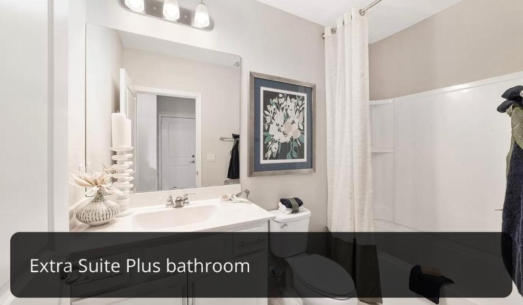 Baño blanco con lavabo y espejo en Beautiful Brand new 3bedroom home, en Port Saint Lucie