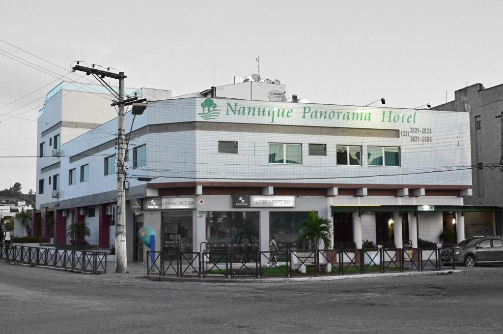 um edifício na esquina de uma rua em Nanuque Panorama Hotel em Nanuque