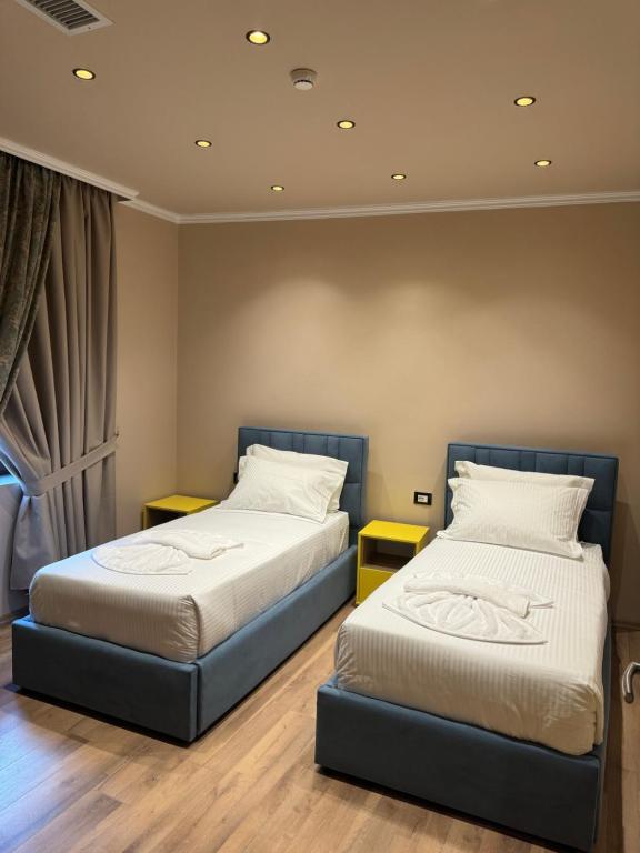 Postel nebo postele na pokoji v ubytování Hotel Gjika