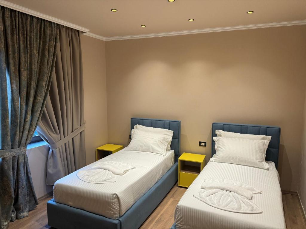 Postel nebo postele na pokoji v ubytování Hotel Gjika