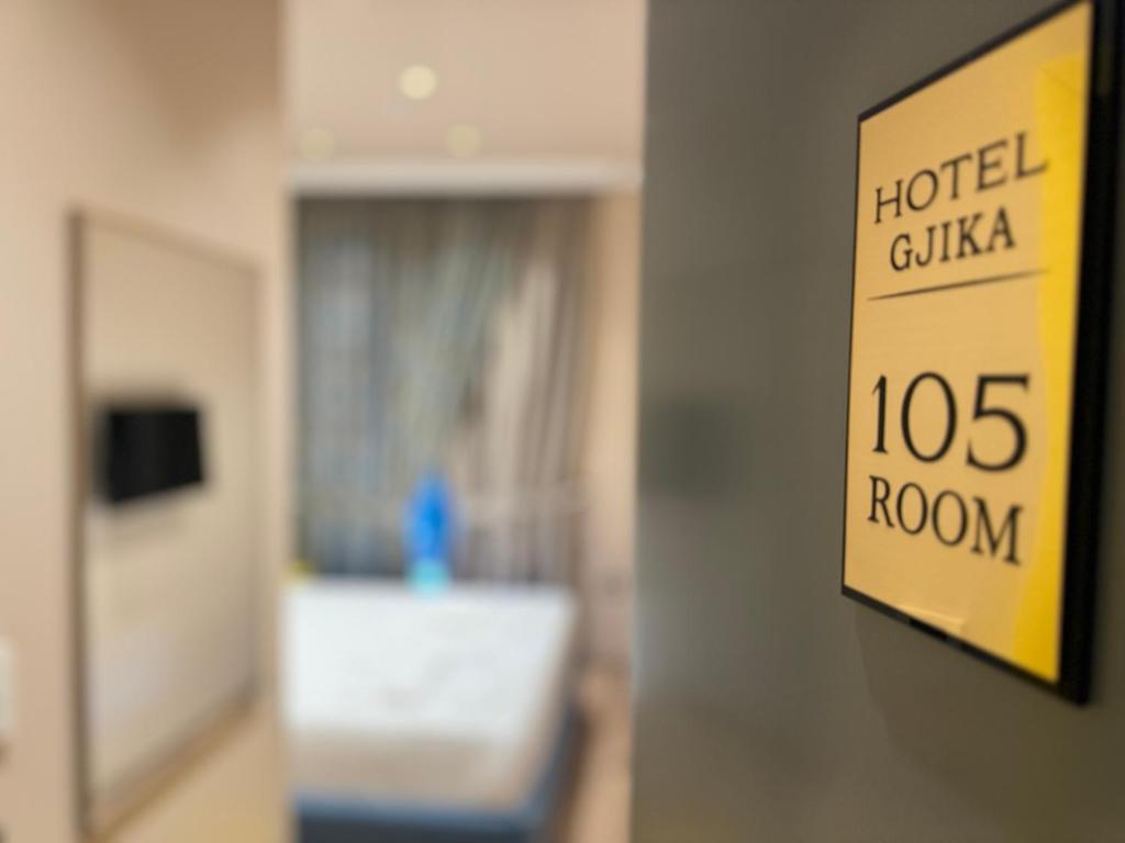Postel nebo postele na pokoji v ubytování Hotel Gjika