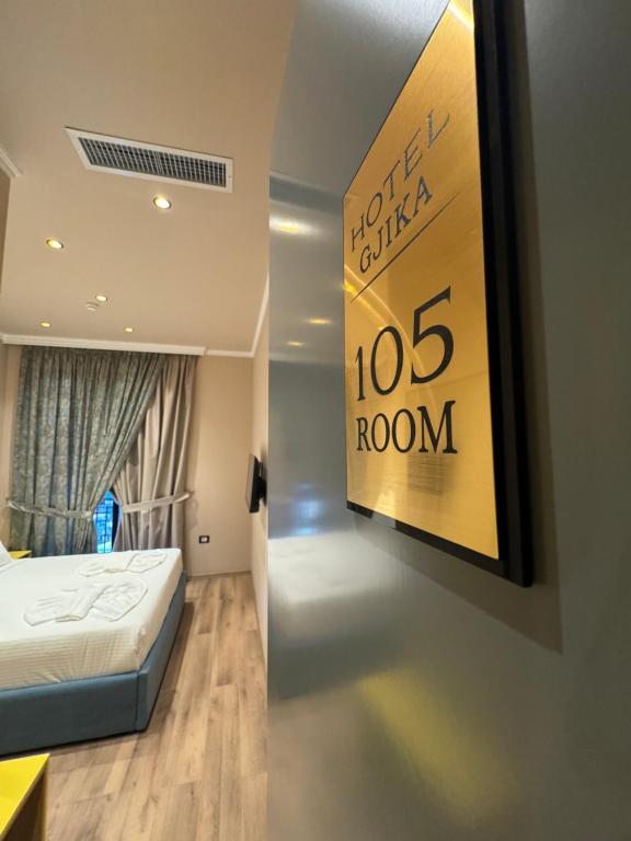 Postel nebo postele na pokoji v ubytování Hotel Gjika