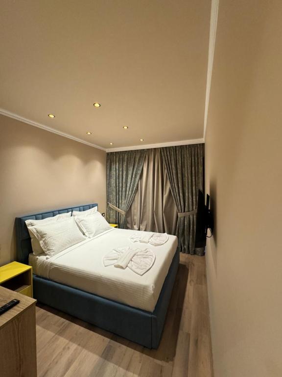 Postel nebo postele na pokoji v ubytování Hotel Gjika