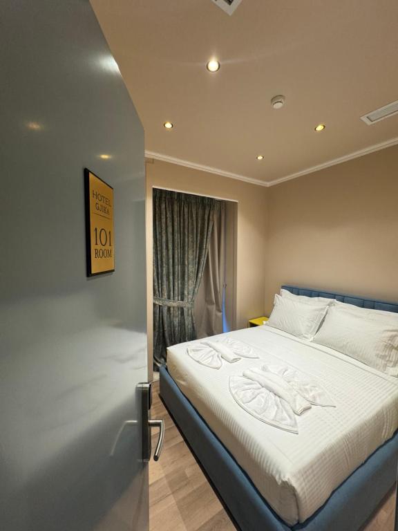 Postel nebo postele na pokoji v ubytování Hotel Gjika