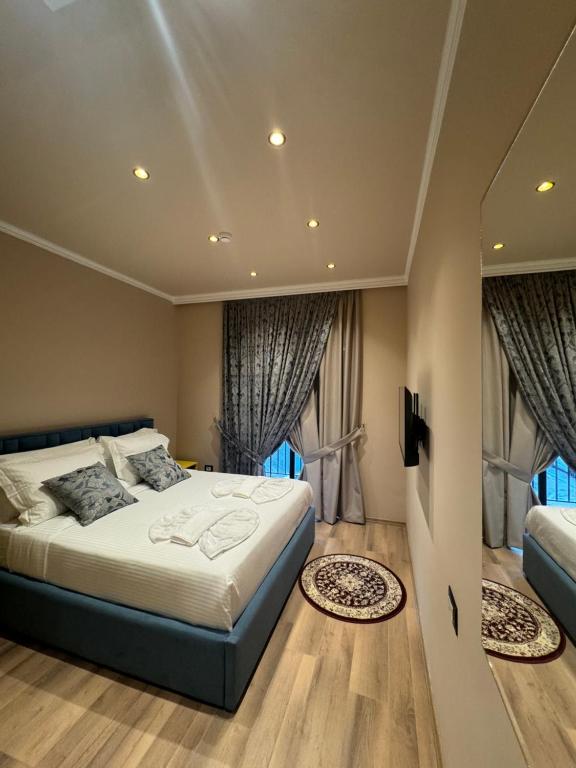 Postel nebo postele na pokoji v ubytování Hotel Gjika