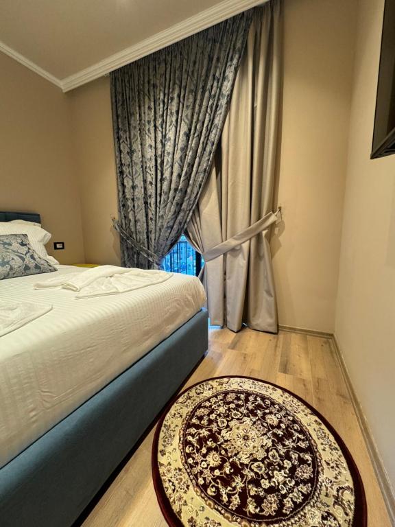 Postel nebo postele na pokoji v ubytování Hotel Gjika