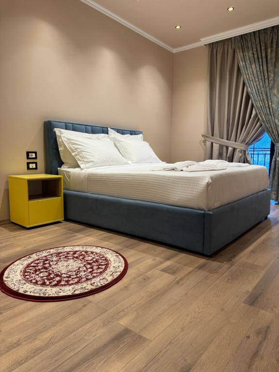 Postel nebo postele na pokoji v ubytování Hotel Gjika