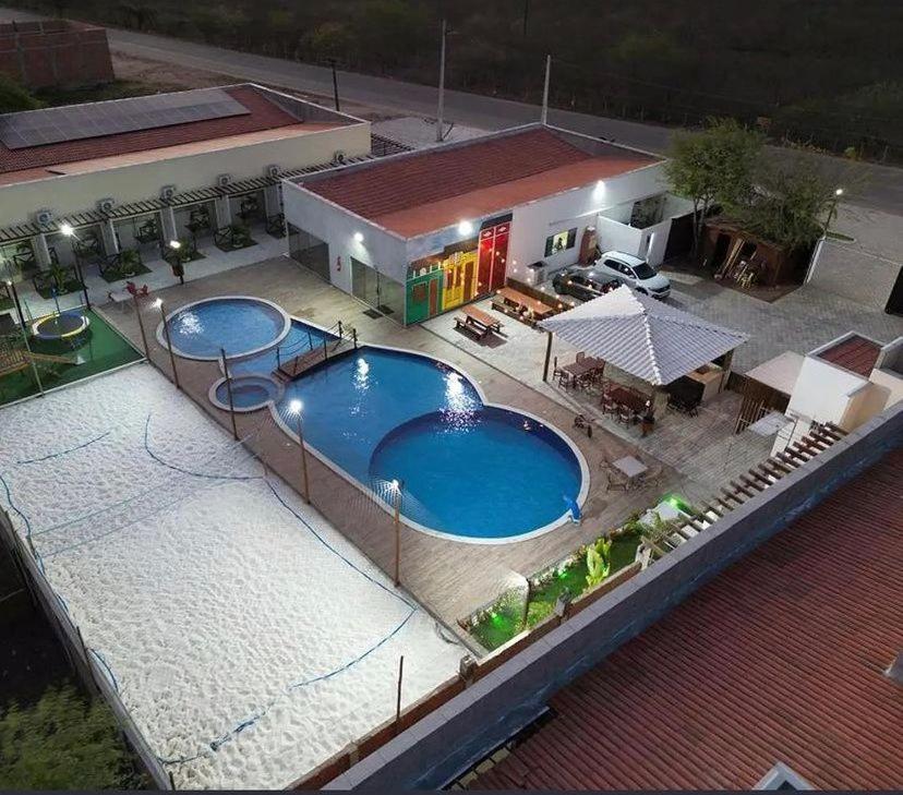 PIRANHAS HOTEL في ببرانا: اطلالة علوية على مسبح امام مبنى