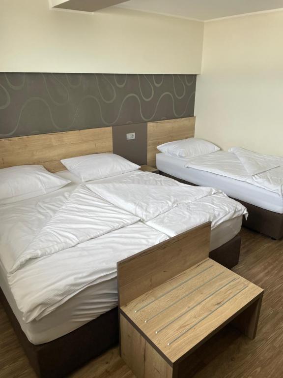 Postel nebo postele na pokoji v ubytování Hotel Roškar