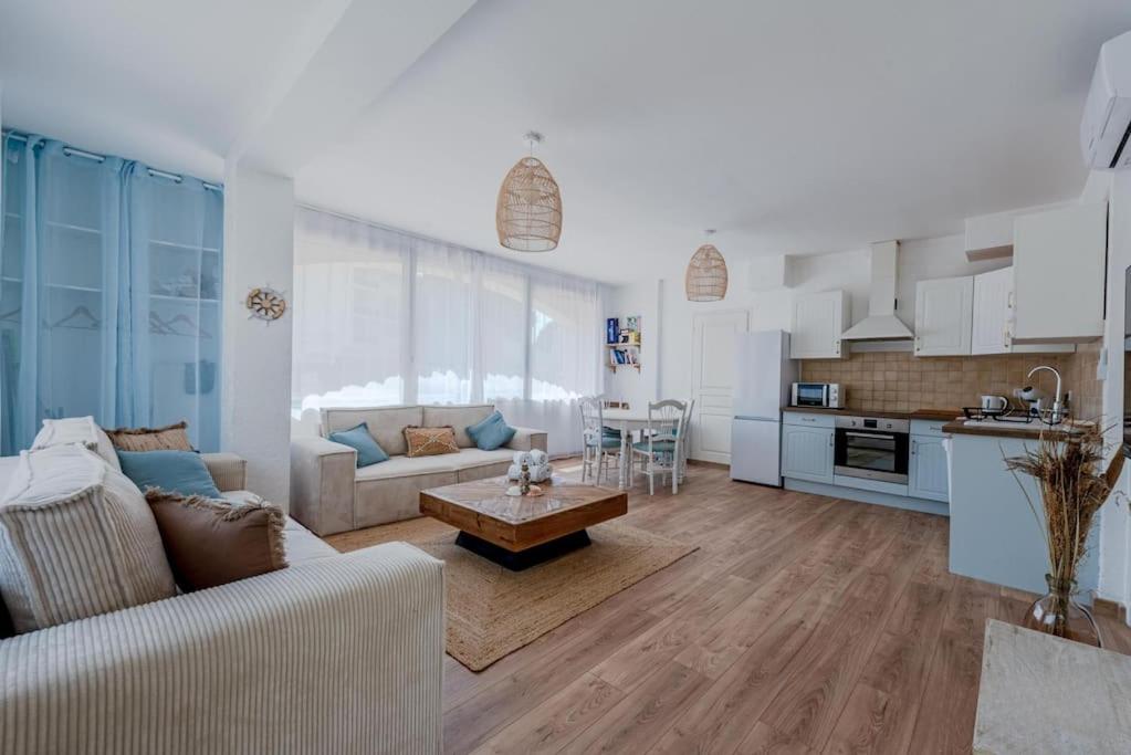 uma sala de estar com um sofá e uma mesa em The boheme chic - 200 meter from the beach- em Canet-en-Roussillon