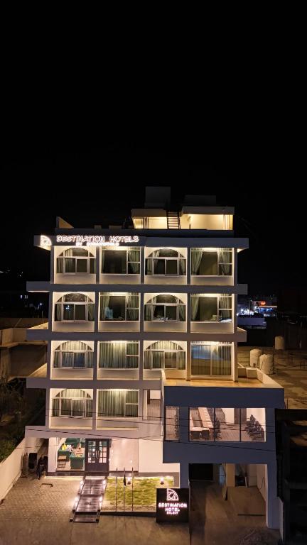 ギルギットにあるDestination Hotel Gilgitの夜間に窓が多く見える白い大きな建物