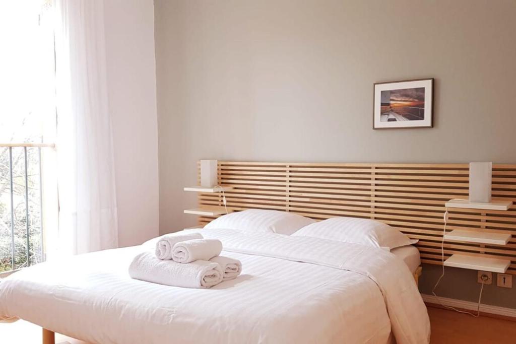 ein Schlafzimmer mit einem Bett mit zwei Handtüchern darauf in der Unterkunft The pleasant - 10 minutes from the center of Montpellier! in Montpellier