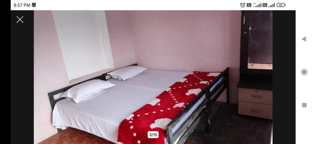 Un dormitorio con una cama con una manta roja. en Hotel Chacha's garden with restaurant pushkar, en Pushkar