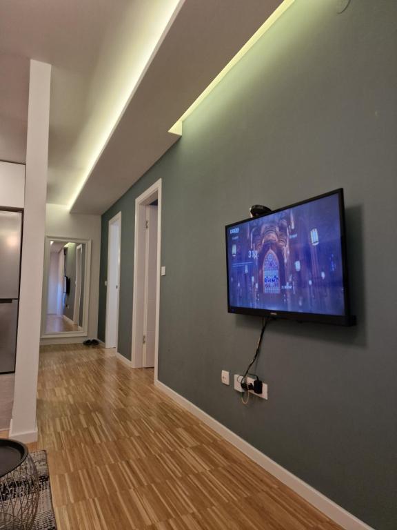 uma sala de estar com uma televisão de ecrã plano na parede em Nika em Banja Luka