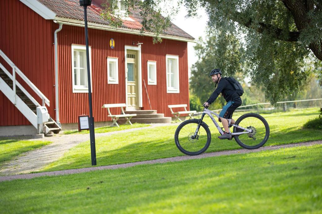 Jízda na kole v ubytování STF Undersvik Gårdshotell & Vandrarhem nebo okolí