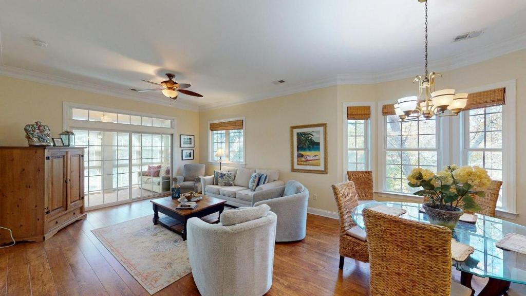 ein Wohnzimmer mit Sofa und Tisch in der Unterkunft Marshview Retreat 3BR with Stunning Marsh Views in Pawleys Island
