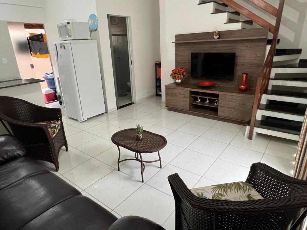 塞古羅港的住宿－Coroa Aconchego，客厅配有沙发和桌子