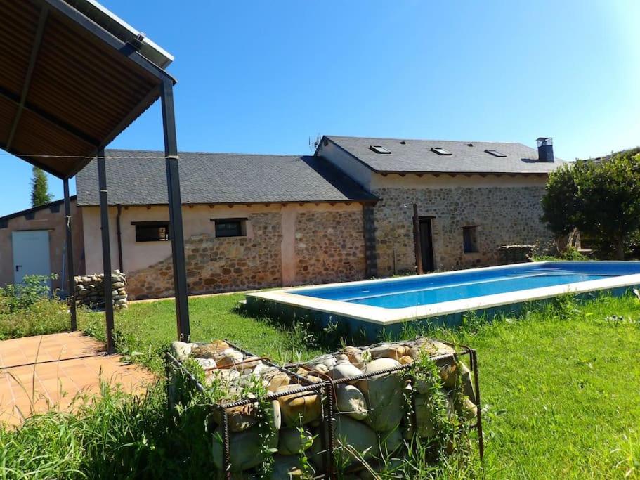 a swimming pool in the yard of a house at El Bierzo Oro en el Camino in Villaverde de la Abadía