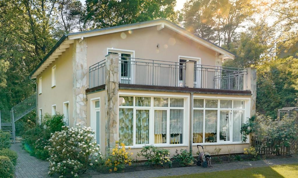 ein Haus mit einem Balkon darauf in der Unterkunft Meer & Wald Wellness Appartements in Heringsdorf