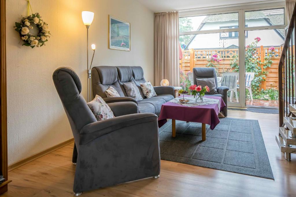a living room with two couches and a table at Ferienhaus an der Baeke B in Bad Zwischenahn