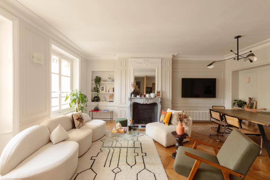 een woonkamer met een bank en een tafel bij luxury apartment saint germain des près Paris in Parijs
