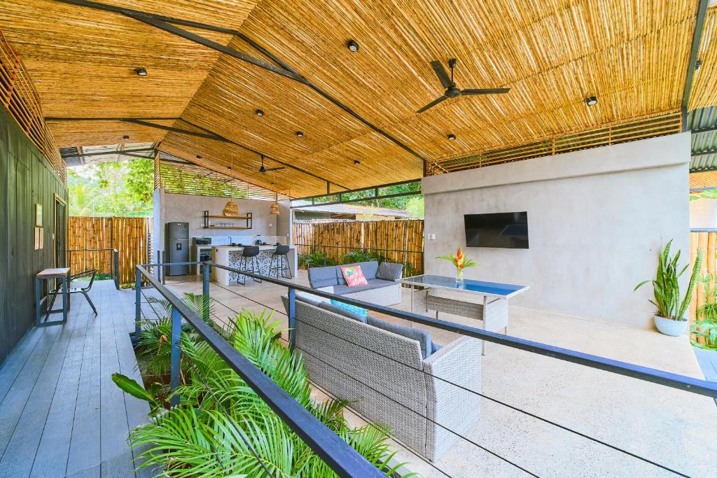 ein Wohnzimmer im Freien mit Holzdecke in der Unterkunft Al Caribe Sur Villa Privada con 2 Dormitorios y 2 baños in Puerto Viejo