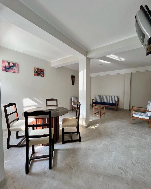 una sala de espera con mesa y sillas en Chanos Apart-Hotel, en Barranca