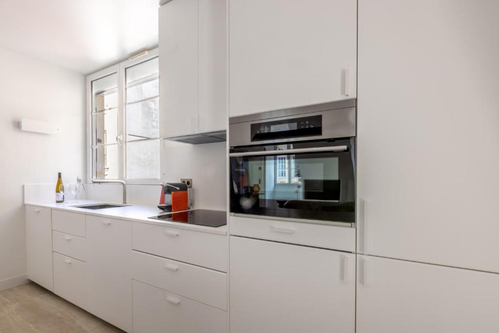 Kuchyňa alebo kuchynka v ubytovaní Luxueux duplex en plein coeur de Paris dans le 1er arrondissement
