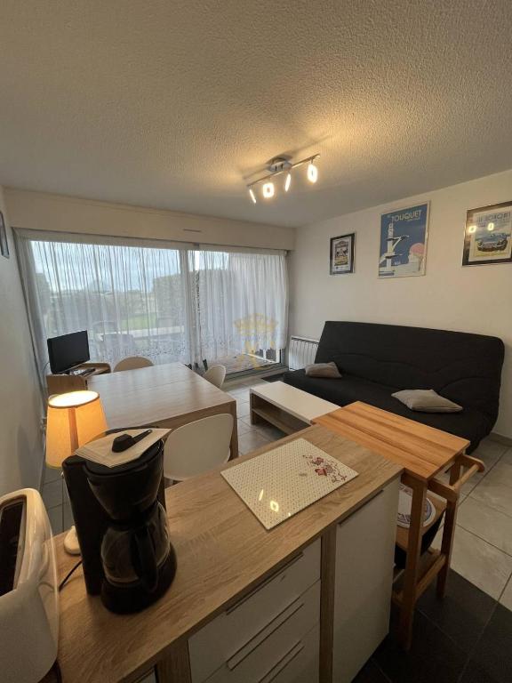 un salon avec un canapé et une table dans l'établissement CSII8, à Le Touquet-Paris-Plage