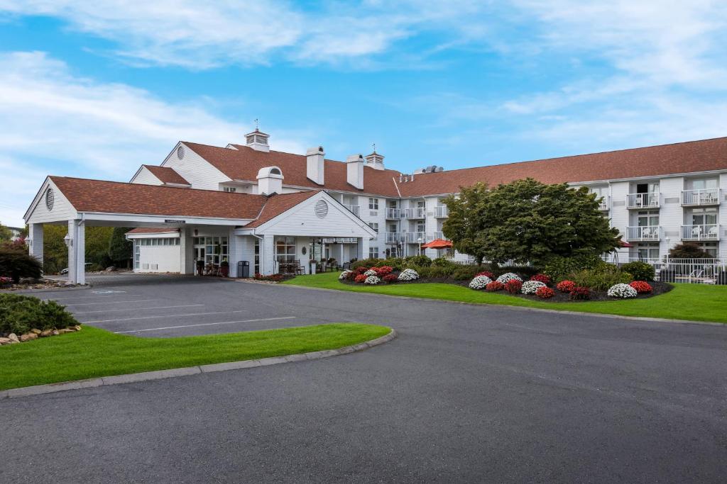 un gran edificio blanco con techo rojo en The Inn at Apple Valley, Ascend Hotel Collection en Pigeon Forge