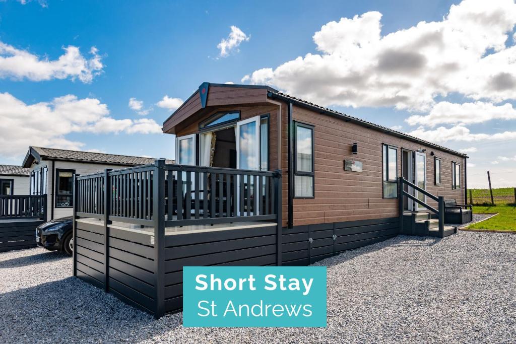 a tiny house with a short stay st withdrawals at Abingdon Lodge 7 Close to St Andrews in Strathkinness
