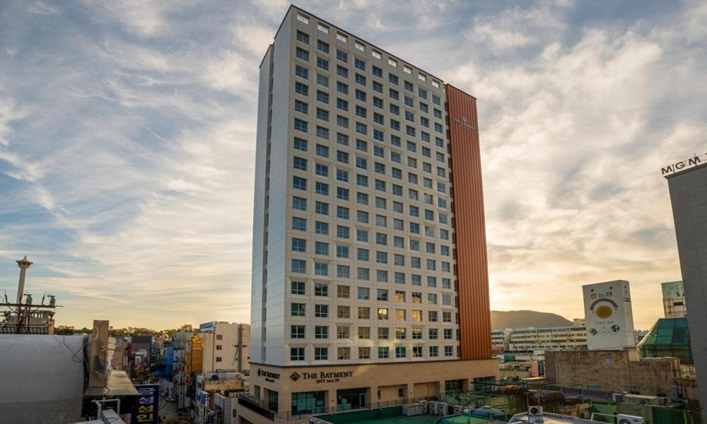 um edifício alto com muitas janelas numa cidade em Radiant Nampo Hotel em Busan