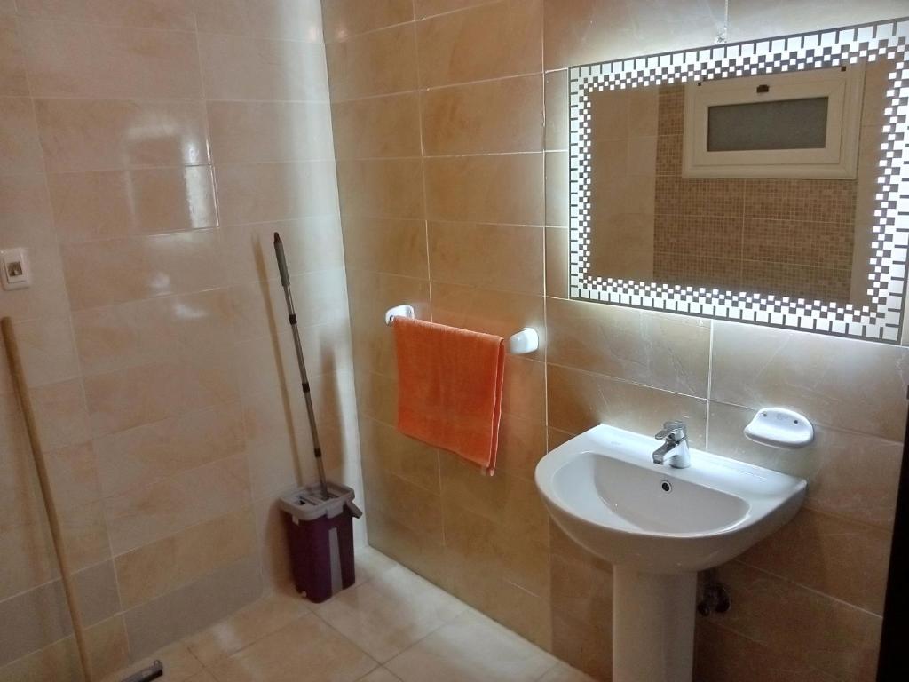 Koupelna v ubytování Cozy Apartment At New Cairo Compound Dar Misr El Koronfil