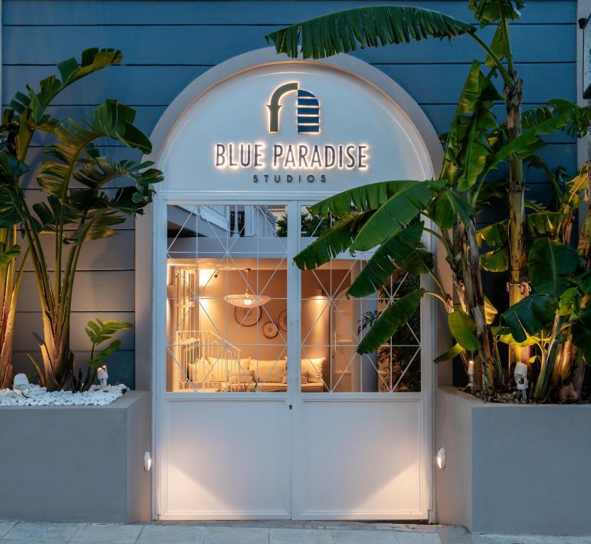 Niebieski sklep z papużkami z napisem nad drzwiami w obiekcie Blue Paradise Studios w mieście Argostoli