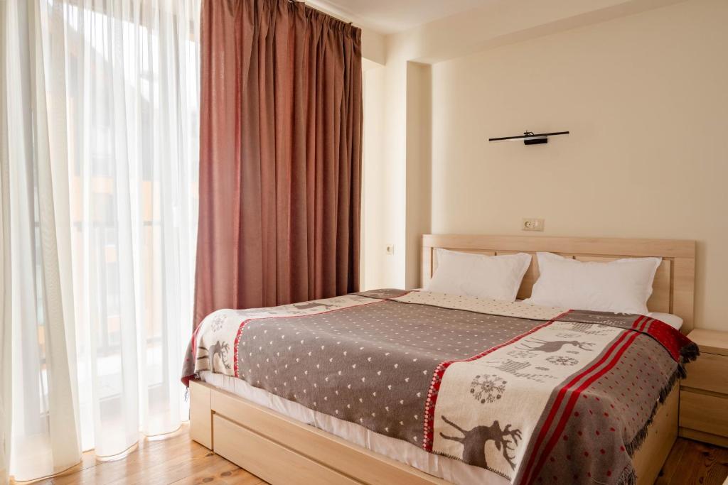 Postel nebo postele na pokoji v ubytování 2-room apartment New Gudauri F1