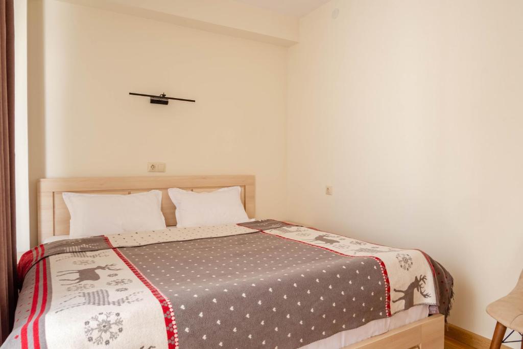 Postel nebo postele na pokoji v ubytování 2-room apartment New Gudauri F1