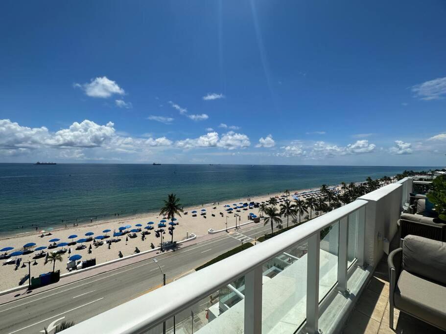 - Vistas a una playa con sombrillas y al océano en New Serene Condo in Luxury Hotel, en Fort Lauderdale