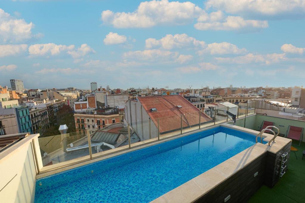una piscina sul tetto di un edificio di 1881 Barcelona Gran Rosellon Hotel a Barcellona