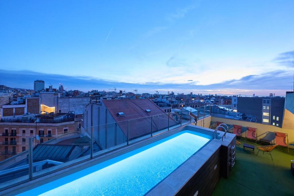 uma piscina no telhado de um edifício em 1881 Barcelona Gran Rosellon Hotel em Barcelona