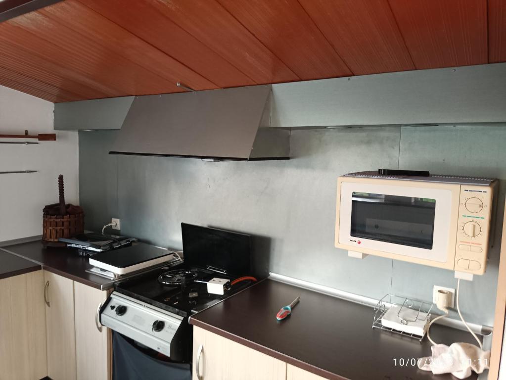 a kitchen with a stove and a microwave on the counter at Montaraz 1 Espartinas in Espartinas
