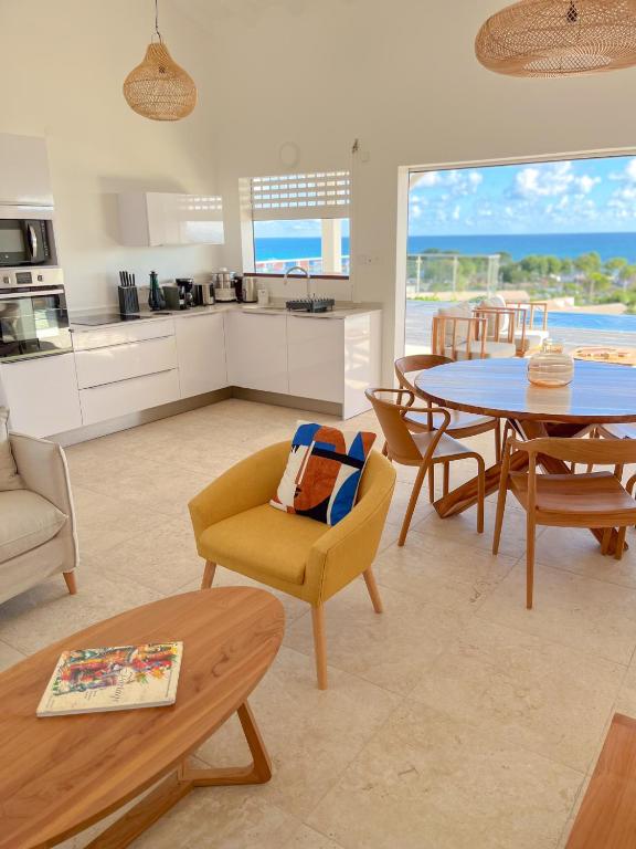 Kuchyň nebo kuchyňský kout v ubytování Résidence Les Raisins Clairs - Villas standing 4 étoiles , vue sur mer panoramique & piscine à débordement