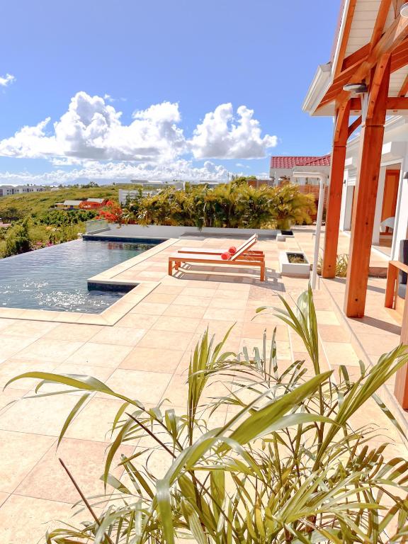 Bazén v ubytování Résidence Les Raisins Clairs - Villas standing 4 étoiles , vue sur mer panoramique & piscine à débordement nebo v jeho okolí